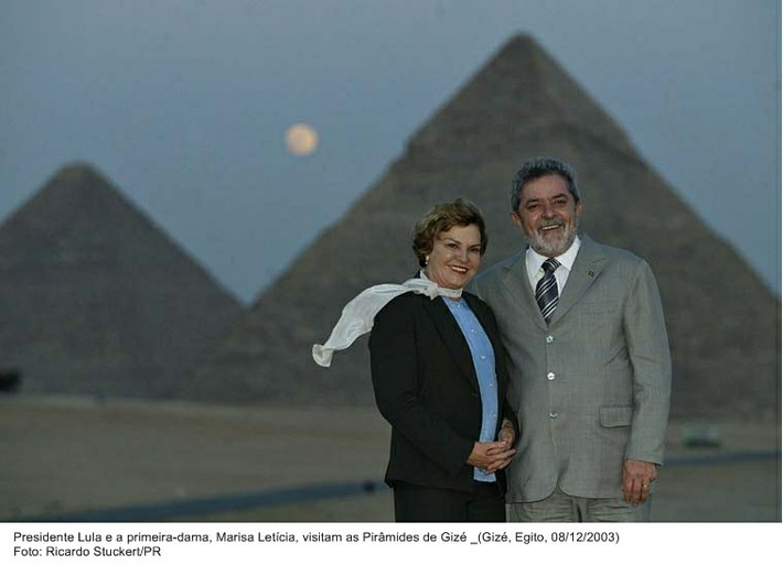 Presidente Lula e primeira dama Marisa visitam as Pirâmides de Gizé.