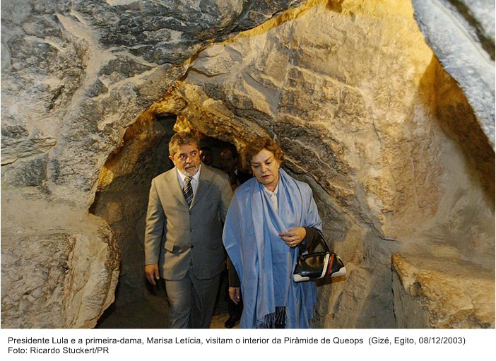 Presidente Lula e primeira dama Marisa visitam o inteior da Pirâmide de Quéops.