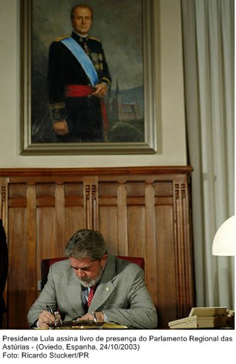 Presidente Lula assina livro no parlamento regional das Astúrias - Olviedo, Espanha.