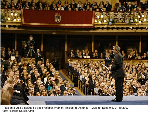 Presidente Lula é aplaudido após receber Prêmio Príncipe das Astúrias - Oviedo, Espanha.