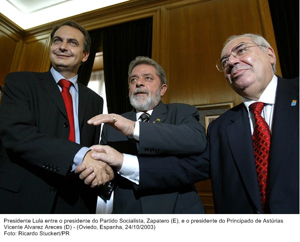 Presidente Lula entre o presidente do Partido Socialista Zapareto e o presidente do Principado das Astúrias Vicente Alvarez Aceres.