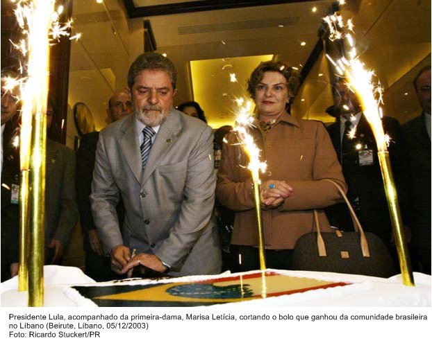 Presidente Lula acompanhado da primeira dama cortando o bolo que ganhou da comunidade brasileira no Líbano.