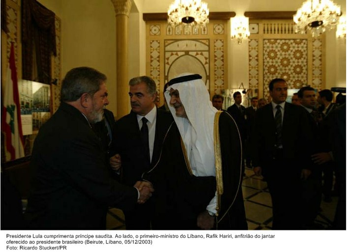 Presidente Lula cumprimenta príncipe Saudita ao lado do primeiro ministro do Líbano, Rafik Hariri, anfitrião do presidente brasileiro.