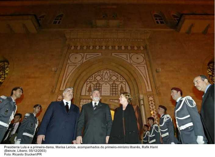 Presidente Lula e primeira dama, Marisa, acompanhados pelo primeiro ministro Libanês Rafik Hariri.