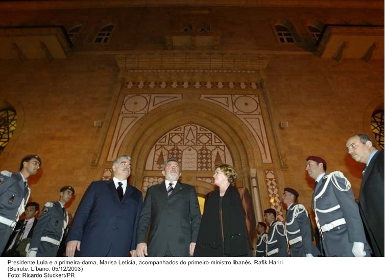 Presidente Lula e primeira dama, Marisa, acompanhados pelo primeiro ministro Libanês Rafik Hariri.