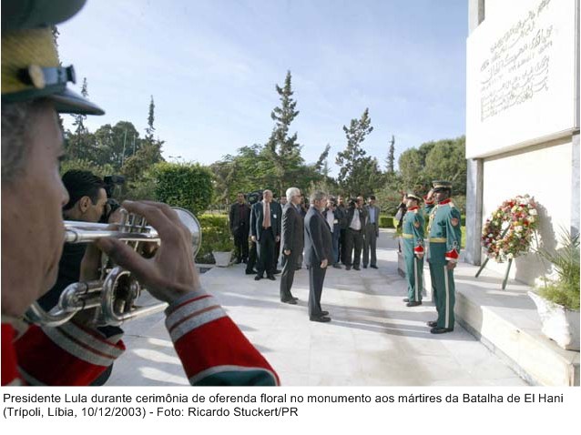 Presidente Lula durante cerimônia de oferenda floral  no Monumento dos Mártires na batalha El Hani.