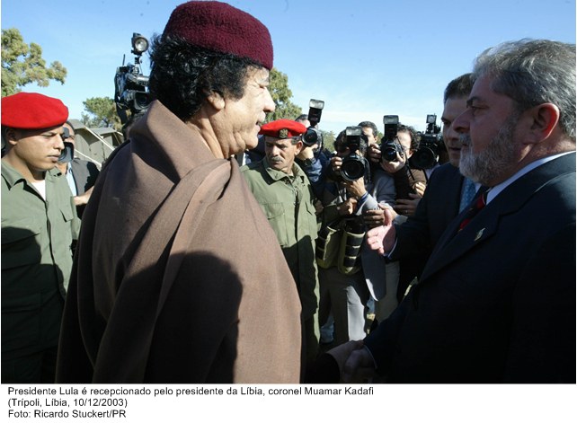 Presidente Lula é recepcionado pelo presidente da Líbia Muamar Kadafi.