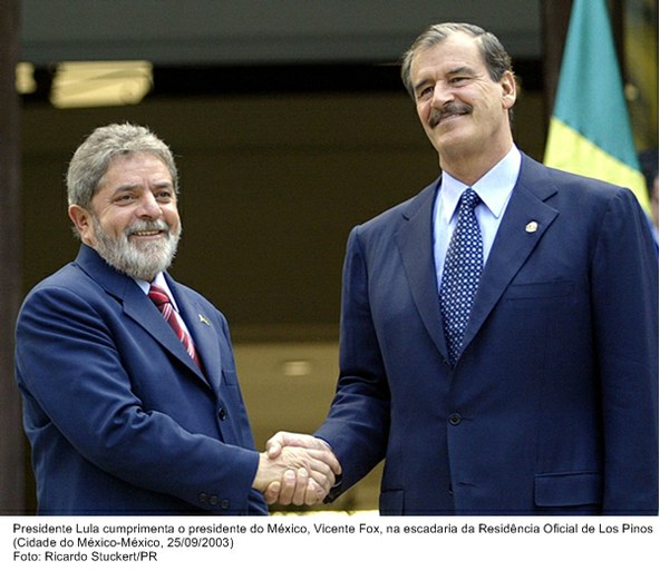 Presidente Lula cumprimenta o presidente do México, Vicente Fox, na escadaria da Residência Oficial de Los Pinos - Cidade do México.