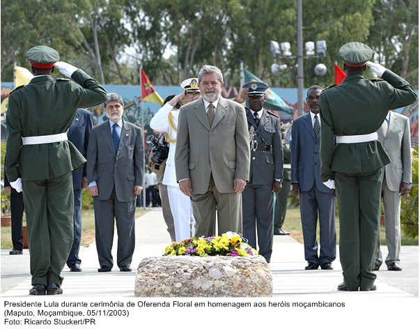 Presidente Lula durante cerimônia de oferenda floral em homenagem aos heróis moçambicanos.