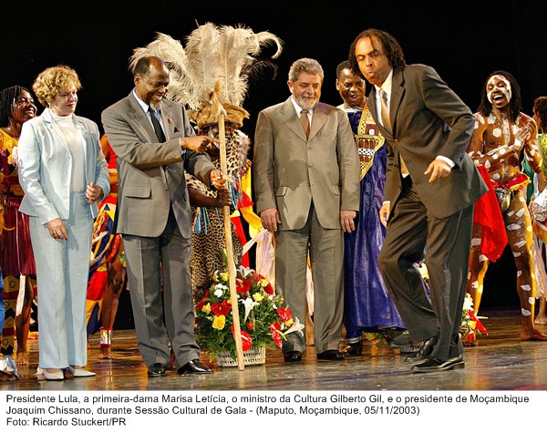Presidente Lula e a primeira dama Marisa, o ministro da cultura Gilberto Gil e o presidente Joquim Chissano durante Sessão Cultura de Gala.