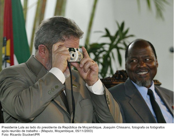 Presidente Lula e o presidente de moçambique, Joaquim Chisssano, fotografa os fotógrafos após reunião de trabalho - Maputo.