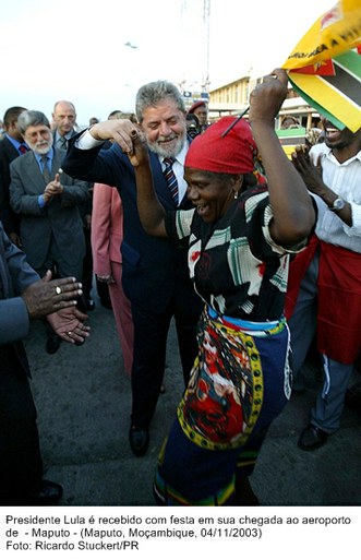 Presidente Lula é recebido com festa em sua chegada ao aeroporto de Maputo - Moçambique.