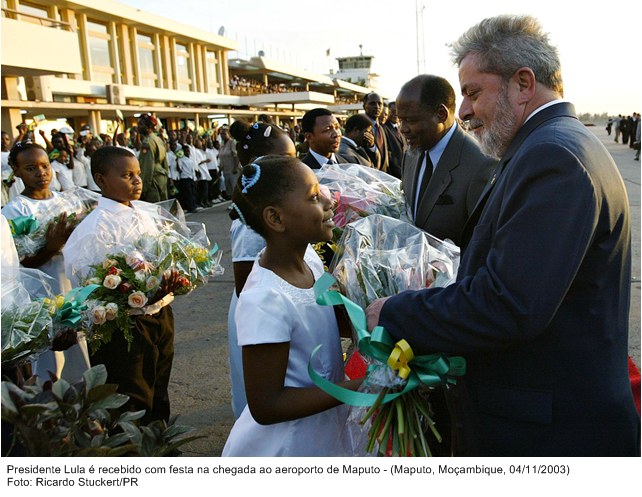 Presidente Lula é recebido com festa em sua chegada ao aeroporto de Maputo.