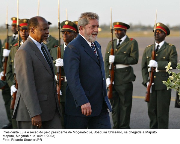 Presidente Lula é recebido pelo presidente de Moçambique, Joaquim Chissano na chegada a Maputo.