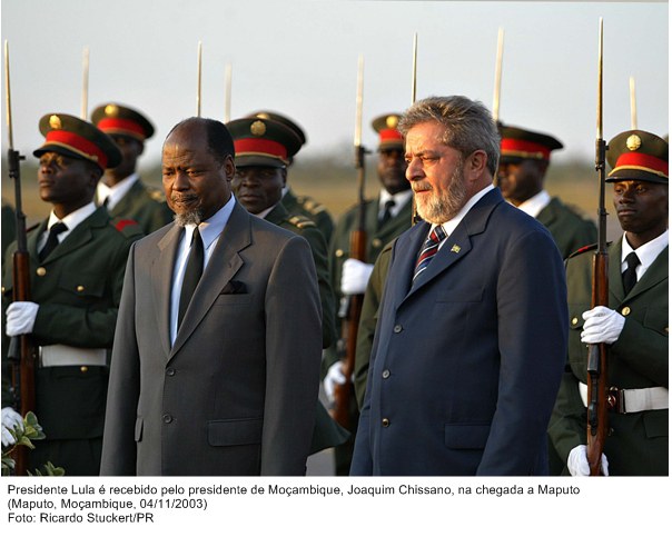 Presidente Lula é recebido pelo presidente de Moçambique, Joaquim Chissano, na chegada a Maputo.