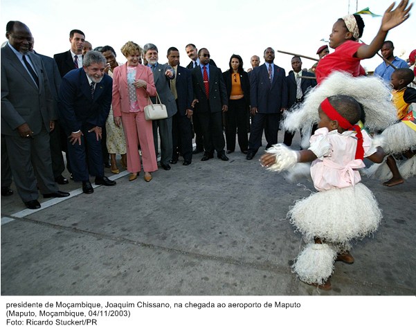 Presidente Lula é recebido pelo presidente de Moçambique Joaquim Chissano na chegada a Maputo.
