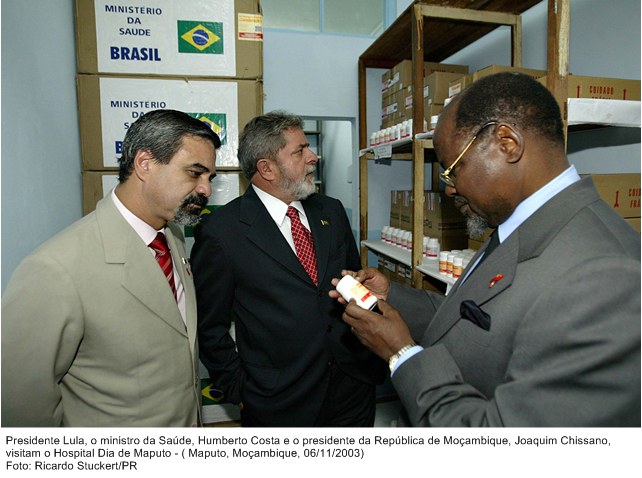 Presidente Lula, o ministro da saúde, Humberto Campos e o presidente de Moçambique, Joquim Chissano, visitam o Hospital Dia de Maputo.