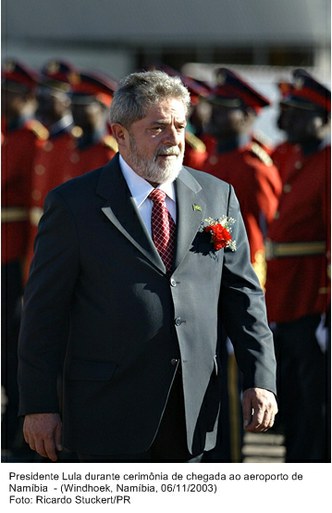 Presidente Lula durante cerimôna de chegada ao aeroporto da Namíbia - Windhoek.