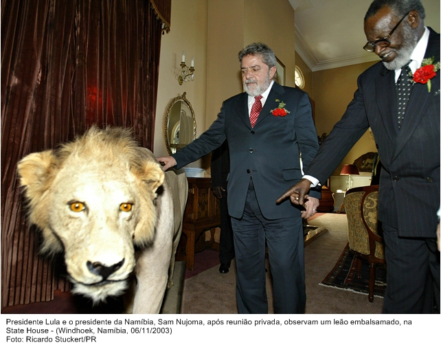 Presidente Lula e o presidente da Namíbia, Sam Nujoma, após reunião privada, oservam um leão embalsamado na State House - Windhoek.