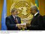 Presidente Lula entrega ao secretario geral da ONU, Kofi Annan, destina ao fundo da pobreza de combate à fome e à miséria.