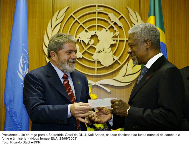 Presidente Lula entrega ao secretario geral da ONU, Kofi Annan, destina ao fundo da pobreza de combate à fome e à miséria.