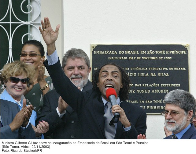 Ministro Gilberto Gil faz show na embaixada do Brasil em São Tomé e Príncipe.