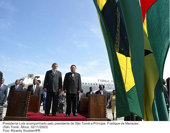 Presidente Lula acompanhado do presidente de São Tomé e Príncipe, Fradique Menezes.