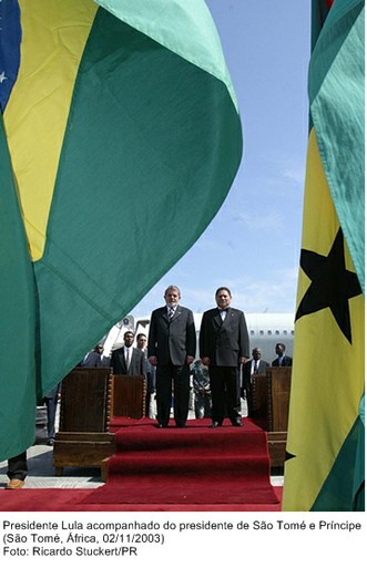 Presidente Lula acompanhado do presidente de São Tomé e Príncipe.