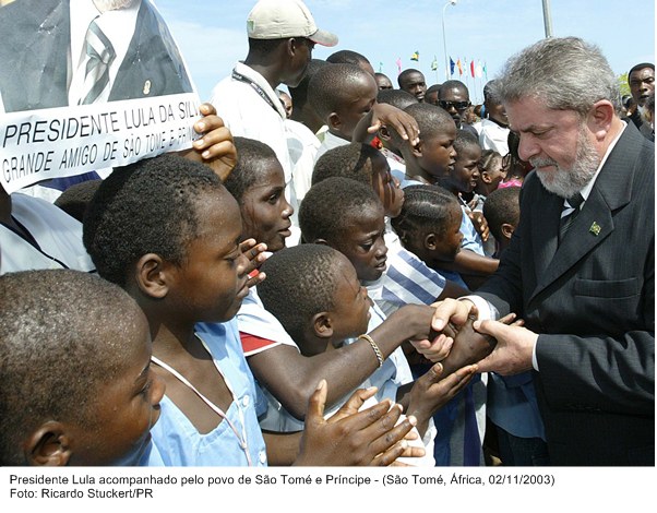 Presidente Lula acompanhado pelo povo de São Tomé e Príncipe.