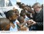 Presidente Lula acompanhado pelo povo de São Tomé e Príncipe.
