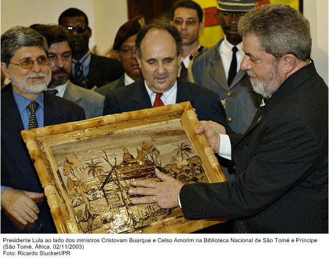 Presidente Lula e com os ministros Cristóvam Buarque e Celson Amorim na Biblioteca Nacional de São Tomé e Príncipe.