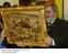 Presidente Lula é presenteado com obra de arte.
