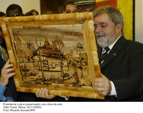 Presidente Lula é presenteado com obra de arte.