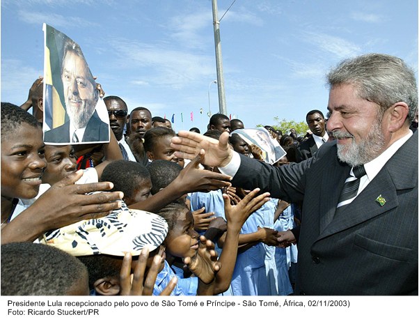 Presidente Lula é recebido pelo povo em São Tomé e Príncipe.