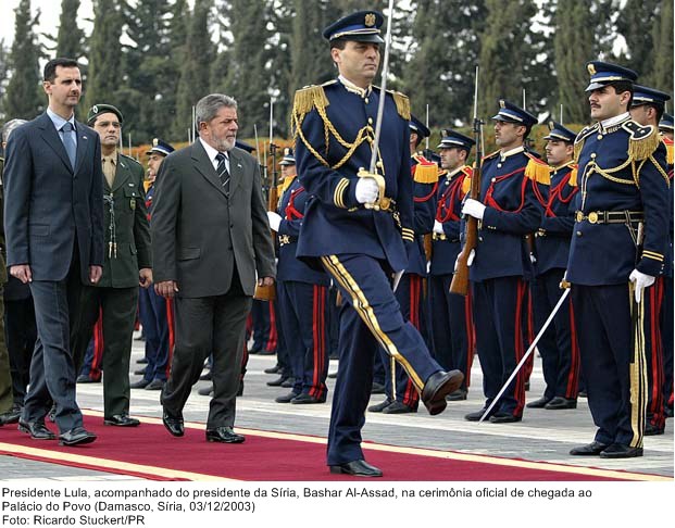Presidente Lula acompanhado do presidente da Síria, Bashar Al-Assad, na cerimônia oficial da chegada ao Palácio do Povo - Damasco.