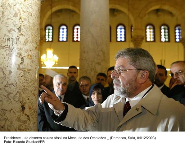 Presidente Lula observa coluna fóssil na mesquita Omaiades.
