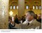 Presidente Lula observa coluna fóssil na mesquita Omaiades.