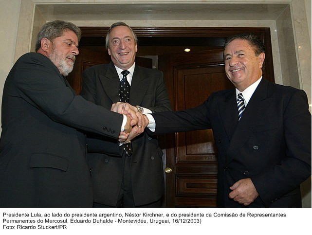 Presidente Lula ao lado do presidente Néstor Kirschner, e do presidente da Comissão de Representantes Permanentes do Mercosul, Eduardo Duhalde.
