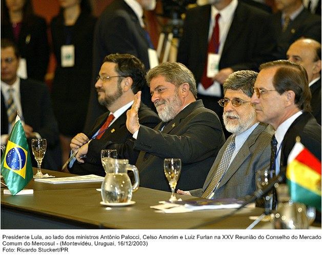 Presidente Lula ao lado dos ministros  Antonio Paloci, Celso Amorim e Luiz Furlan na reunião XXV Reunião do Conselho de Mercado Comum do Mercosul.