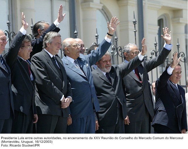 Presidente Lula entre outras autoridades durante encerramento reunião XXV Reunião do Conselho de Mercado Comum do Mercosul - Montividéo.