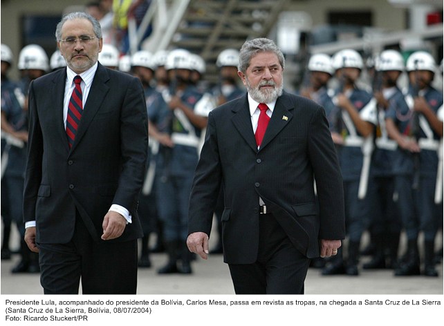 Presidente Lula acompanhado de presidente da Bolívia, Carlos Mesa, passa em revista à tropas na chegada de Santa Cruz de La Sierra.