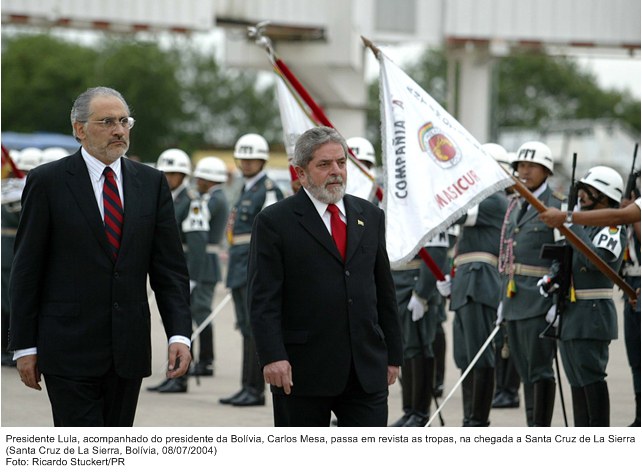 Presidente Lula acompanhado do presidente da Bolívia, Carlos Mesa, passa em revista as tropas na chegada de Santa Cruz de la Sierra.