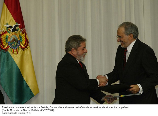 Presidente Lula com o presidente da bolivia, Carlos Mesa, durante assinatura de atos entre países.