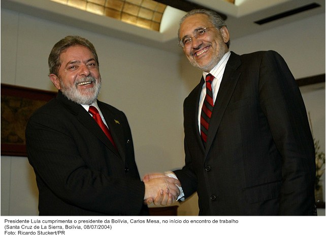Presidente Lula cumprimenta o presidente da Bolivia, Carlos Mesa, no início do encontro de trabalho.