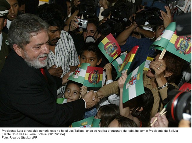 Presidente Lula é recebido por criança no hotel Los Tajibos, onde se realiza a reunião de trabalho com o presidente da Bolívia, Carlos Mesa.