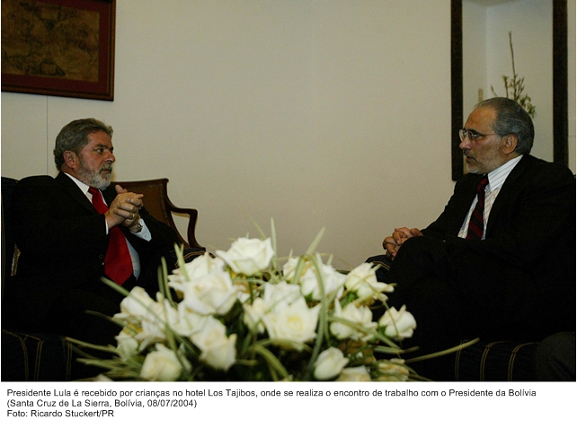 Presidente Lula é recebido por criança no hotel Los Tajibos, onde se realiza a reunião de trabalho com o presidente da Bolívia.