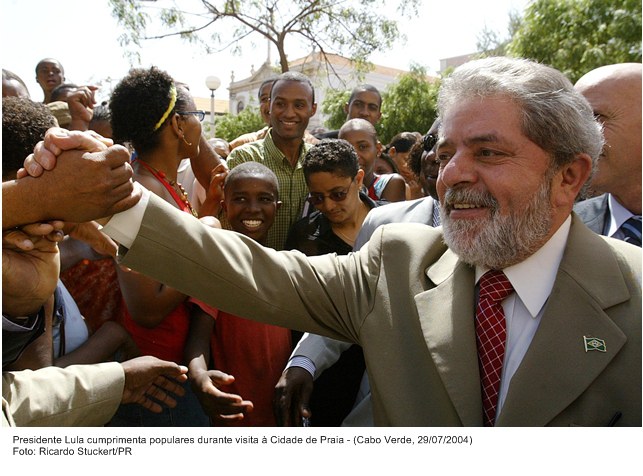 Presidente Lula cumprimenta populares durante visita à Cidade da Praia - Cabo Verde.