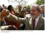 Presidente Lula cumprimenta populares durante visita à Cidade da Praia - Cabo Verde.