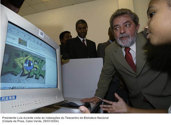 Presidente Lula durante visita ao telecentro da Biblioteca Nacional.
