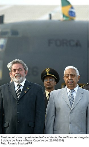 Presidente Lula e o Presidente de Cabo Verde, Pedro Pires, na chegada à cidade de Praia.
